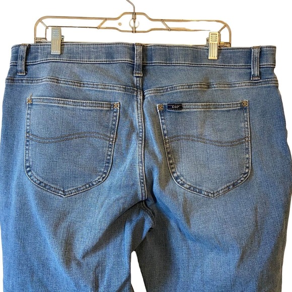 Lee Women Slim Fit Mid Rise Straight Leg Jeans Size 18 Short Light Wash Stretch - Picture 12 of 12